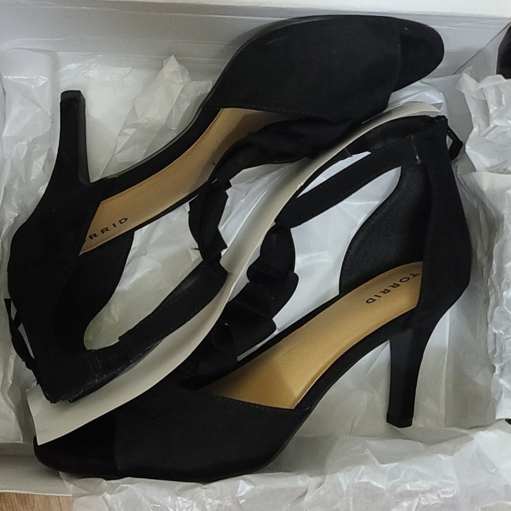 Black heels with ruffle